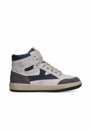 Witte suède high-top sneaker met grijs leer, voorzien van marineblauwe accenten, rode details en een gestructureerde rubberen zool. Vetersluiting.