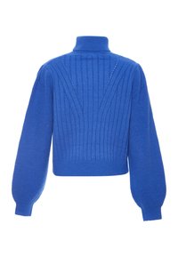 Blauwe gebreide trui met hoge kraag, geribbelde textuur, ballonmouwen en driehoekpatroondetails op de achterkant.