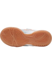 Podeszwa buta z teksturowanym, gumowym wzorem. Posiada wzór w jodełkę i wytłoczony logo, otoczona białą i niebieską siateczkową cholewą.