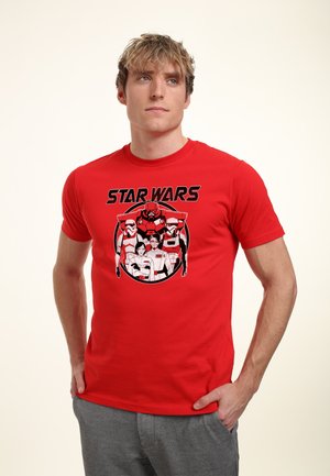 Czerwona bawełniana koszulka z grafiką postaci z Gwiezdnych Wojen w czerni i bieli. Okrągły dekolt i krótkie rękawy w klasycznym kroju.