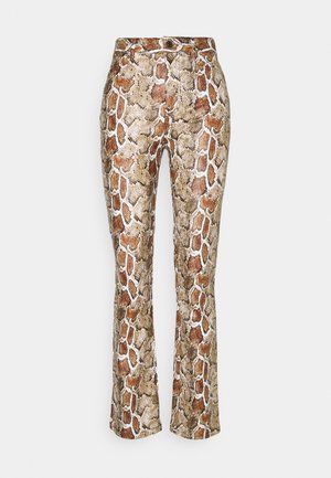 Spodnie o dopasowanym kroju z brązowym, beżowym i białym wzorem skóry węża, zapinane z przodu na guzik i zamek, proste nogawki.