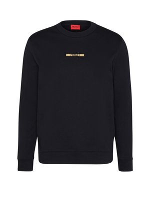 Sort langærmet sweatshirt med rundt halsudskæring og guld "HUGO" logo centreret på brystet samt rød inderkrave med mærkenavn.