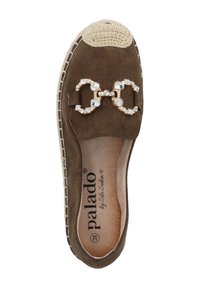 Scarpa slip-on in suede marrone con punta intrecciata beige, fibbia decorativa con strass e suola cucita a contrasto. Soletta etichettata "Palado."