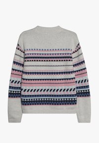 Harmaa neulepusero, jossa on vaaleanpunaisia, sinisiä, mustia ja valkoisia geometristen fair isle -kuvioiden koristelemat selkäosa ja hihat, ribattu kaula-aukko ja hihansuut.