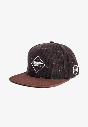 Juodas kepurė su tekstūruotu audiniu, dėmėtu dizainu ir ruda plokščia vizere. Yra balta deimanto logotipas ir siuvinėjimas šone.