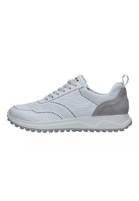 Scarpa sportiva bianca con tomaia in rete, dettagli in suede grigio, lacci testurizzati e suola in gomma spessa con battistrada a pattern per una migliore aderenza.