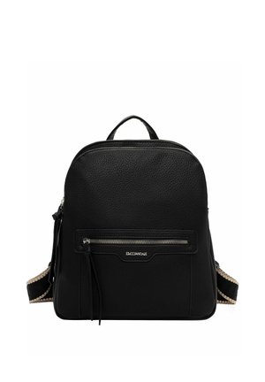 Czarny plecak z teksturowanej skóry z przednią kieszenią na suwak, górną rączką i regulowanymi paskami z beżowymi, tkanymi krawędziami.