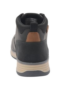 Melni augstpapēžu apavi ar brūnu ādas akcentu, sintētiska augšdaļa, noapaļota purngala forma un mīksta zole ar slāņotu tekstūru.