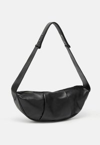 Borsa a spalla in pelle nera con forma curva, design pieghevole, tracolla singola regolabile e chiusura con zip. Texture liscia.