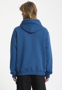 Blauwe hoodie gemaakt van een katoenmix, met een relaxte pasvorm, ribgebreide manchetten en zoom. De achterkant heeft geen grafische details.