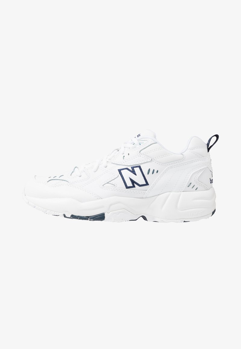 Shoe atlético branco com um cabedal de couro texturizado, fecho com atacadores e um logotipo azul-marinho. Apresenta uma sola grossa e detalhes moldados.