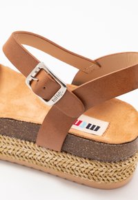 Bruna läderplattformsandaler med spänne och korsremdesign, jutevävd mellansula och mocka-texturerad innersula.