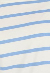 T-shirt a righe con strisce orizzontali alternate di azzurro chiaro e bianco, realizzato in morbido cotone con una texture liscia.