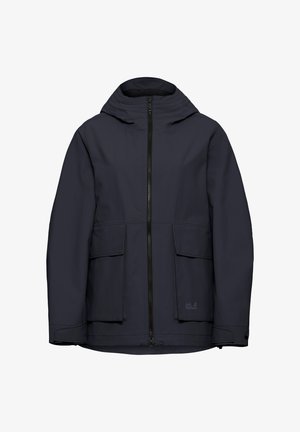 Donkerblauw waterdicht jack met een ritssluiting aan de voorkant, capuchon en twee grote voorzakken. Heeft subtiele branding en een gladde, matte textuur.
