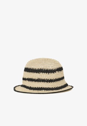 Beżowy szydełkowany kapelusz typu bucket z czarnymi poziomymi paskami i lekko rozkloszowanym rondem, przedstawiony na białym tle.