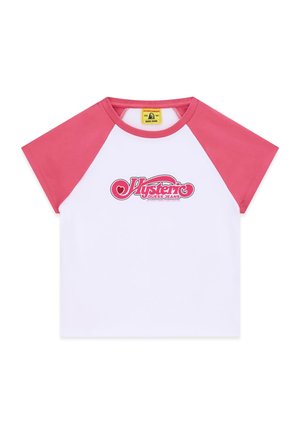 T-shirt blanc avec manches raglan roses et col, avec un logo rose "Hysteric Guess Jeans" centré sur la poitrine.