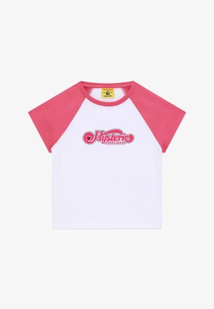 Weißes T-Shirt mit pinkfarbenen Raglanärmeln und Kragen, mit einem pinken "Hysteric Guess Jeans"-Logo mittig auf der Brust.