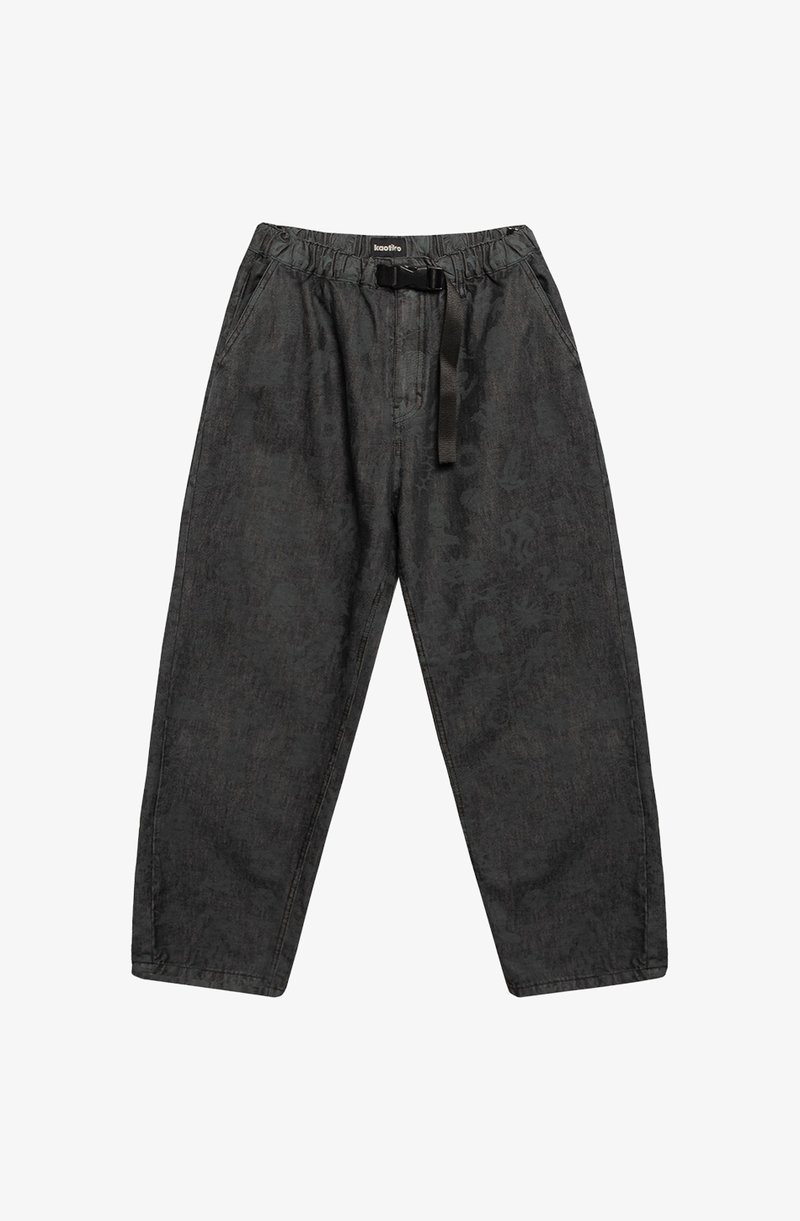 Μαύρο παντελόνι με μοτίβο, με ελαστική μέση και κορδόνι που ρυθμίζεται, ίσια γραμμή και πλαϊνές τσέπες.