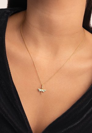 Zlatna lančić ogrlica s malim privjeskom zmaja u mint zelenoj boji, koji ima tri dijela tijela i bisernu akcentu u središtu.