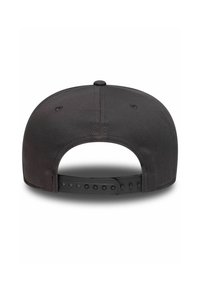 Schwarze Snapback-Cap, von hinten betrachtet, mit verstellbarem Kunststoffband mit Löchern und Stoffpaneelen mit Belüftungsöffnungen.