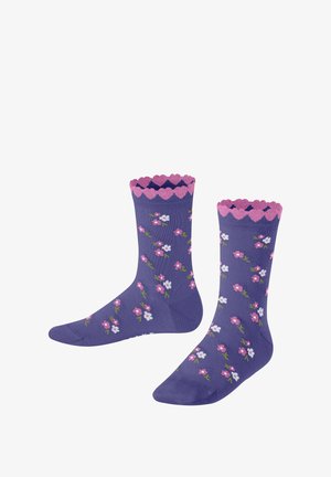 Lila Socken mit einem gewellten pinken oberen Rand, geschmückt mit kleinen Blumenmustern in Pink und Weiß auf einem einfarbigen Hintergrund.