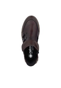 Chaussure en cuir marron avec un bout rond et une semelle en caoutchouc flexible. Équipée d'un col pliable et d'un laçage ajustable. Doublure intérieure douce.
