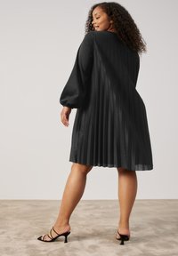 Samoon SOFTES PLISSEE IN A-LINIE - Freizeitkleid - black