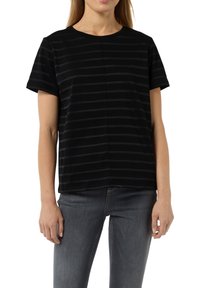 Schwarz gestreiftes Kurzarm-T-Shirt mit rundem Ausschnitt, das eine weiche Textur und ein gerades Schnittdesign aufweist. Getragen mit grauen Jeans.