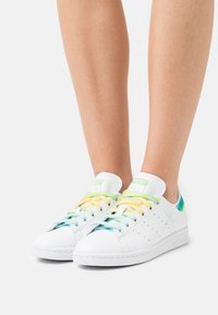 adidas Originals Sneakers - white