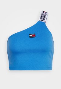 Blå crop-top med en axel i stretchmaterial. Har en logopatch och ett kontrastrande band med varumärkesnamn. Slät textur.