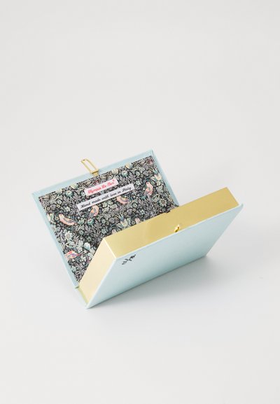 Cutie albastru deschis, rectangula, cu accente aurii, având un interior cu un model de păsări și frunze. Închidere cu zăvor în partea de sus.