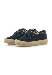 Baskets en toile navy avec des accents beige, bout rond et design à lacets. Dotées d'une semelle texturée semblable à du jute pour un confort et une adhérence accrus.
