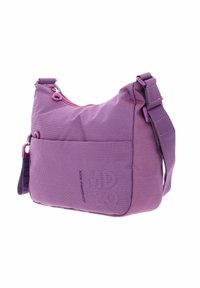 Sac à épaule en tissu violet avec une surface texturée, doté d'une fermeture éclair sur le dessus et d'une poche extérieure, d'une bandoulière réglable et d'un détail de marque.