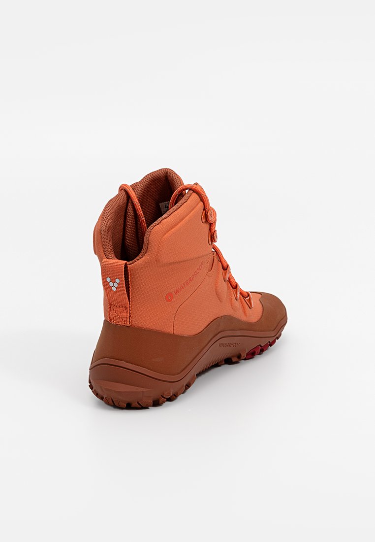 Wasserdichte Wanderschuhe in Orange mit einem strukturierten Obermaterial, verstärktem Absatz und einer robusten Sohle mit roten Akzenten.
