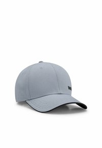 Grå baseballkeps med en strukturerad krona, platt skärm och svart detalj på undersidan. Har en logotyp på framsidan. Enfärgad, utan mönster.