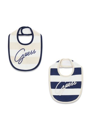 Due bavaglini a righe, uno beige e bianco, l'altro blu navy e bianco, entrambi con il logo "Guess" in corsivo sul davanti e chiusura al collo con Velcro.