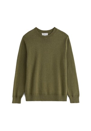 Pull en tricot vert olive, avec un col rond, des manches longues et des bords côtelés aux poignets et à l'ourlet. Texture douce avec une finition lisse.