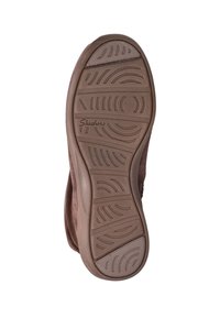 Suela de zapato en caucho marrón con superficie texturizada. Presenta patrones curvos y lineales para mejor agarre. Logo de 'Skechers' visible.