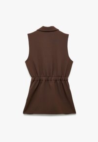 Top marrone senza maniche con colletto, dettagli con cintura elastica, texture liscia e forma snella.