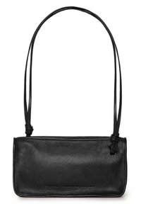 Juodas odinis pečių krepšys su lygia tekstūra, stačiakampio formos ir dviem ilgais, plonais diržais. Yra subtilus ženklas ant priekio.