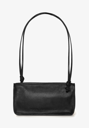 Sac à bandoulière en cuir noir avec une texture lisse, de forme rectangulaire et deux longues et fines poignées. Présente un logo discret à l'avant.