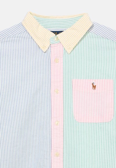 Πουκάμισο με κουμπιά και κάθετες ρίγες σε μπλε, πράσινο, ροζ και κίτρινο, με γιακά που κουμπώνει και ροζ τσέπη στο στήθος με ένα μικρό κεντημένο άλογο.