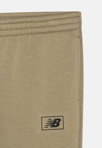 New Balance ESSENTIALS BRUSHED BACK PANT UNISEX - Träningsbyxor - fatigue green