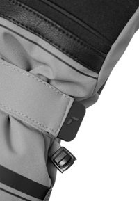 Tessuto grigio con accenti neri, caratterizzato da una chiusura a fibbia e una superficie testurizzata. Include strisce orizzontali per un dettaglio di design.