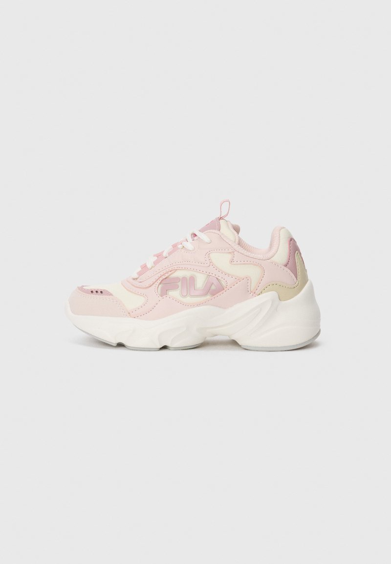 Sneaker sportivo rosa e crema con design chunky, realizzato in suede testurizzato e materiali mesh, con un logo prominente e colletto imbottito.