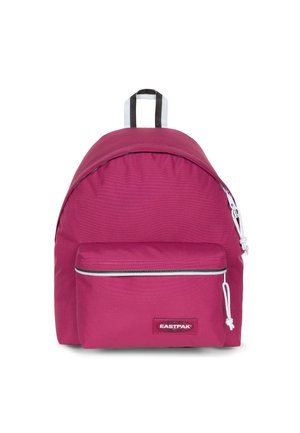 Mochila de tela morada con forma redondeada, bolsillo frontal con cremallera, acentos en blanco y un asa en la parte superior. Presenta un parche con el logo en el frente.