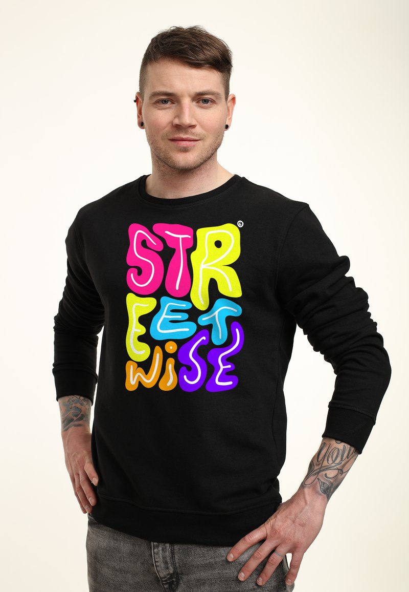 Černá mikina s dlouhými rukávy a kulatým výstřihem, zdobená multicolor stylizovaným textem "STREETWISE" v růžové, žluté, modré, oranžové a fialové barvě.