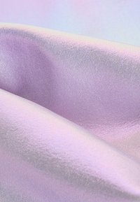 Iridescerende lavendelfarvet stof med en glat tekstur, der har en let glans og diagonale folder, som fremhæver stoffets reflekterende egenskaber.