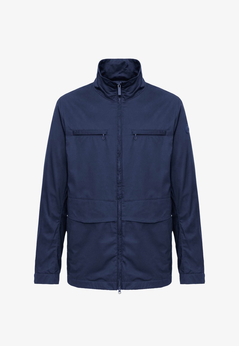 Chaqueta ligera azul marino con cremallera frontal completa, dos bolsillos con cremallera en el pecho, dos bolsillos inferiores con solapa y cuello alto.