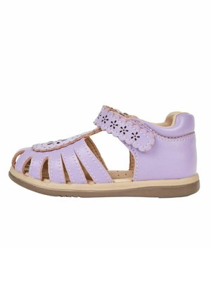 Sandale bébé en cuir violet pastel avec bouts découpés et perforations florales sur la bride de cheville ajustable et la partie supérieure.
